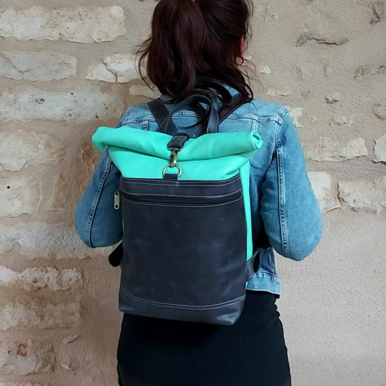 Sac à dos artisanal en cuir bleu marine et vert attache rapide