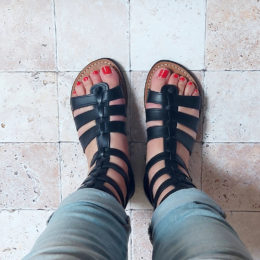 Sandales spartiates noires en cuir portées aux pieds vue de dessus