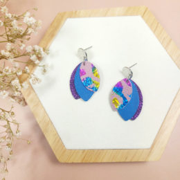 boucles d'oreilles cuir bleu paillettes violettes