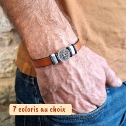 Bracelet en cuir avec arbre de vie porté sur poignet homme