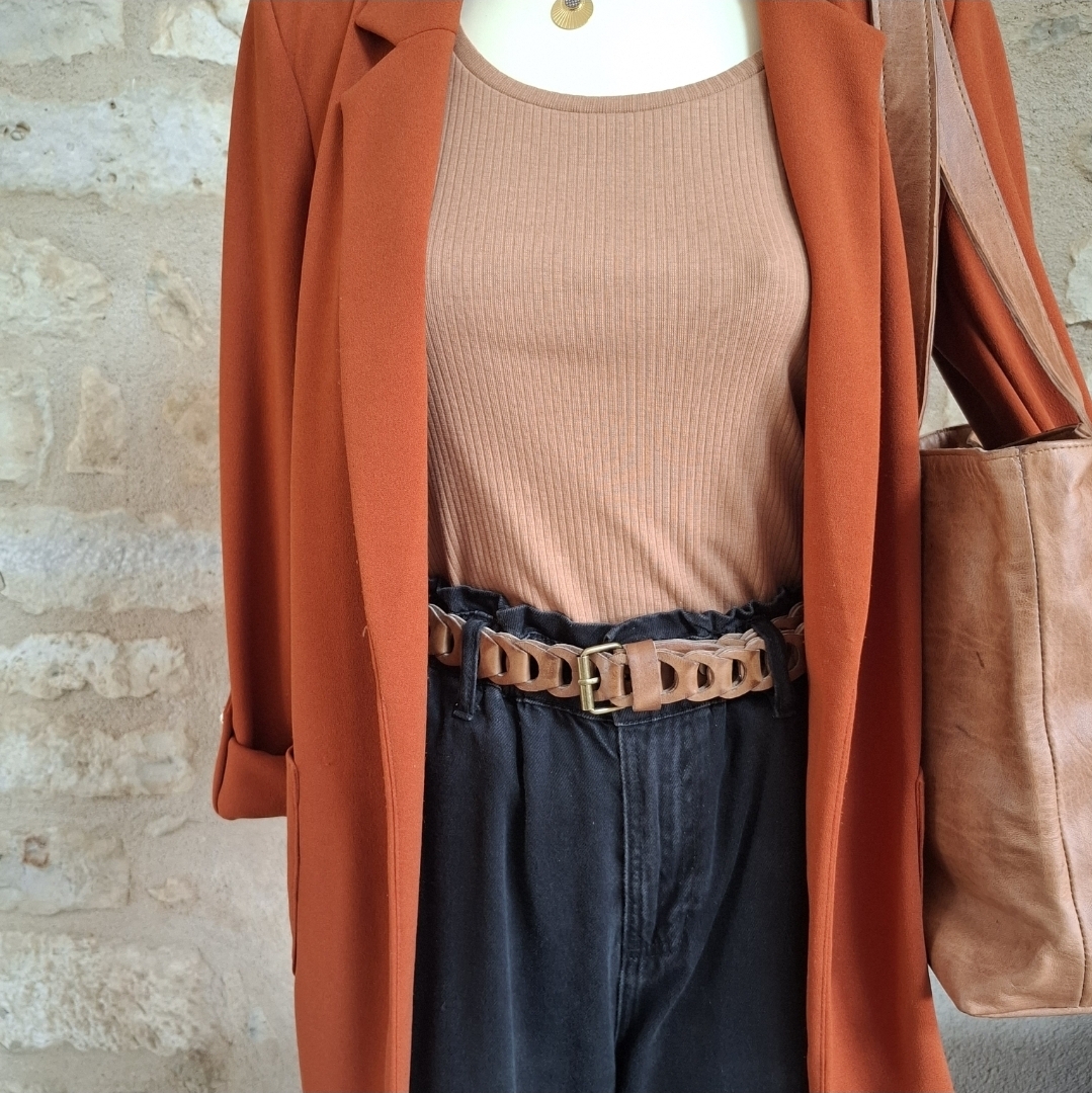 ceinture tressée beige camel en cuir portée sur un jean