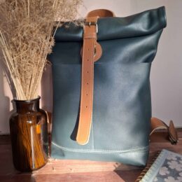 Sac à dos rolltop cuir vert foncé artisanal, face avant et sangle centrale – Les Heures du Cuir
