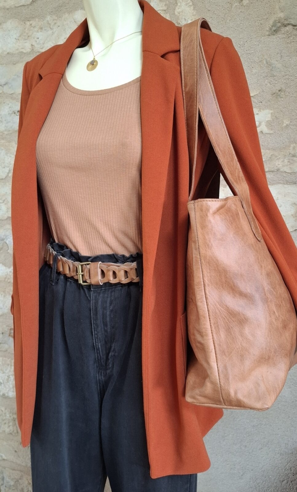 cabas cuir agneau clair porté sur mannequin