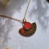 Collier acier inoxydable cuir rouge upcyclé forme éventail