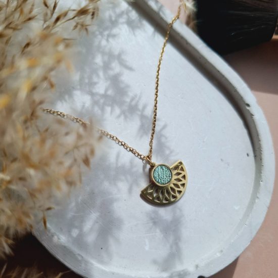 Collier acier inoxydable cuir vert irisé upcyclé forme éventail