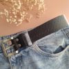 Ceinture large cuir noir à motif sur jean