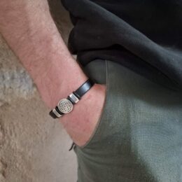 Bracelet celtique cuir noir porté au poignet