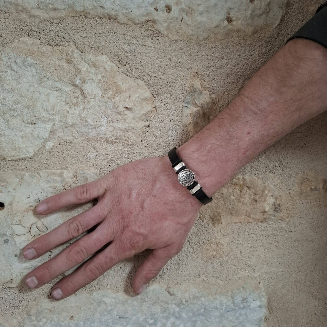 Bracelet celtique cuir noir porté au poignet