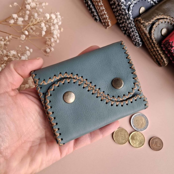 Porte-cartes artisanal cuir bleu pétrole