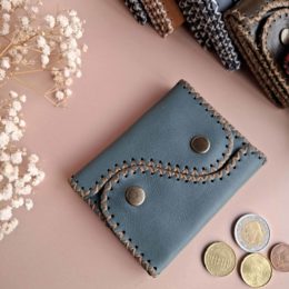 Porte-cartes artisanal cuir bleu pétrole