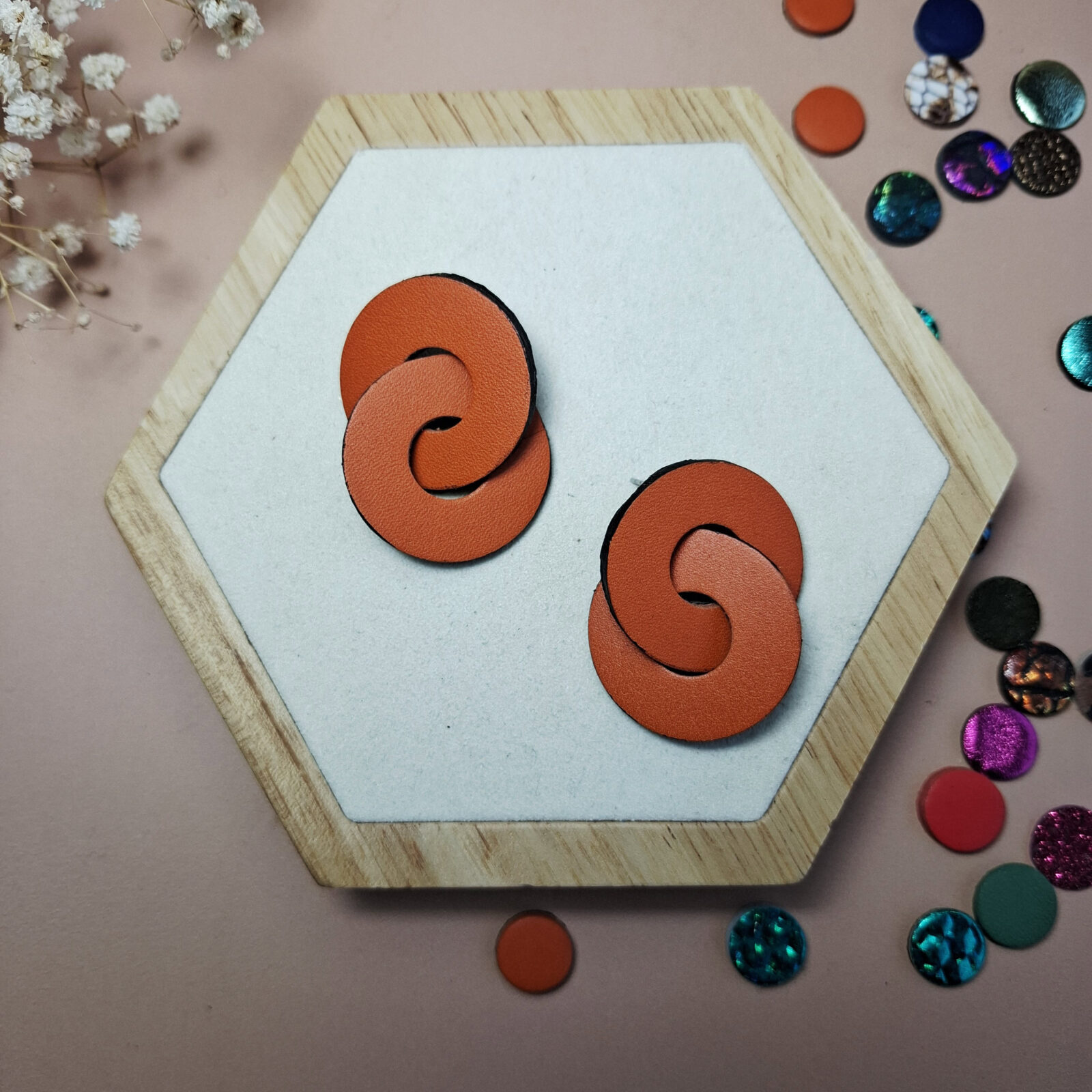 boucles géométriques cuir orange