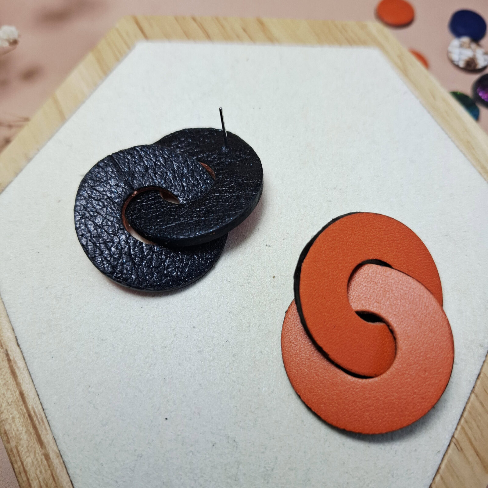 boucles géométriques cuir orange