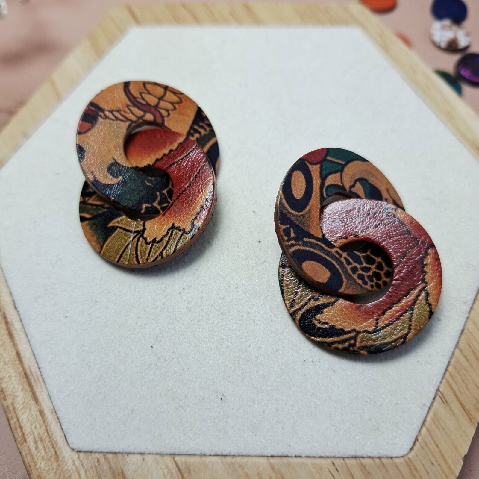Boucles d'oreilles géométriques cuir tatoué