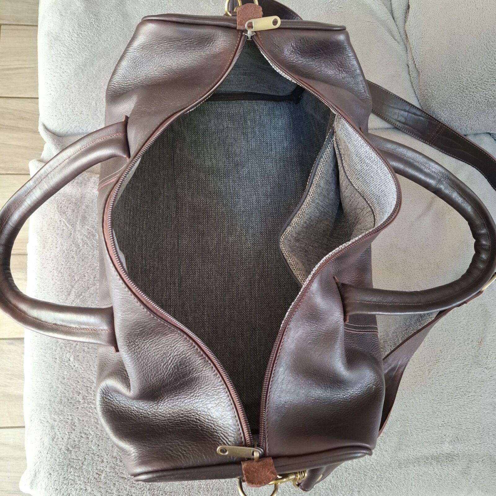 Intérieur du sac voyage cabine en cuir marron foncé