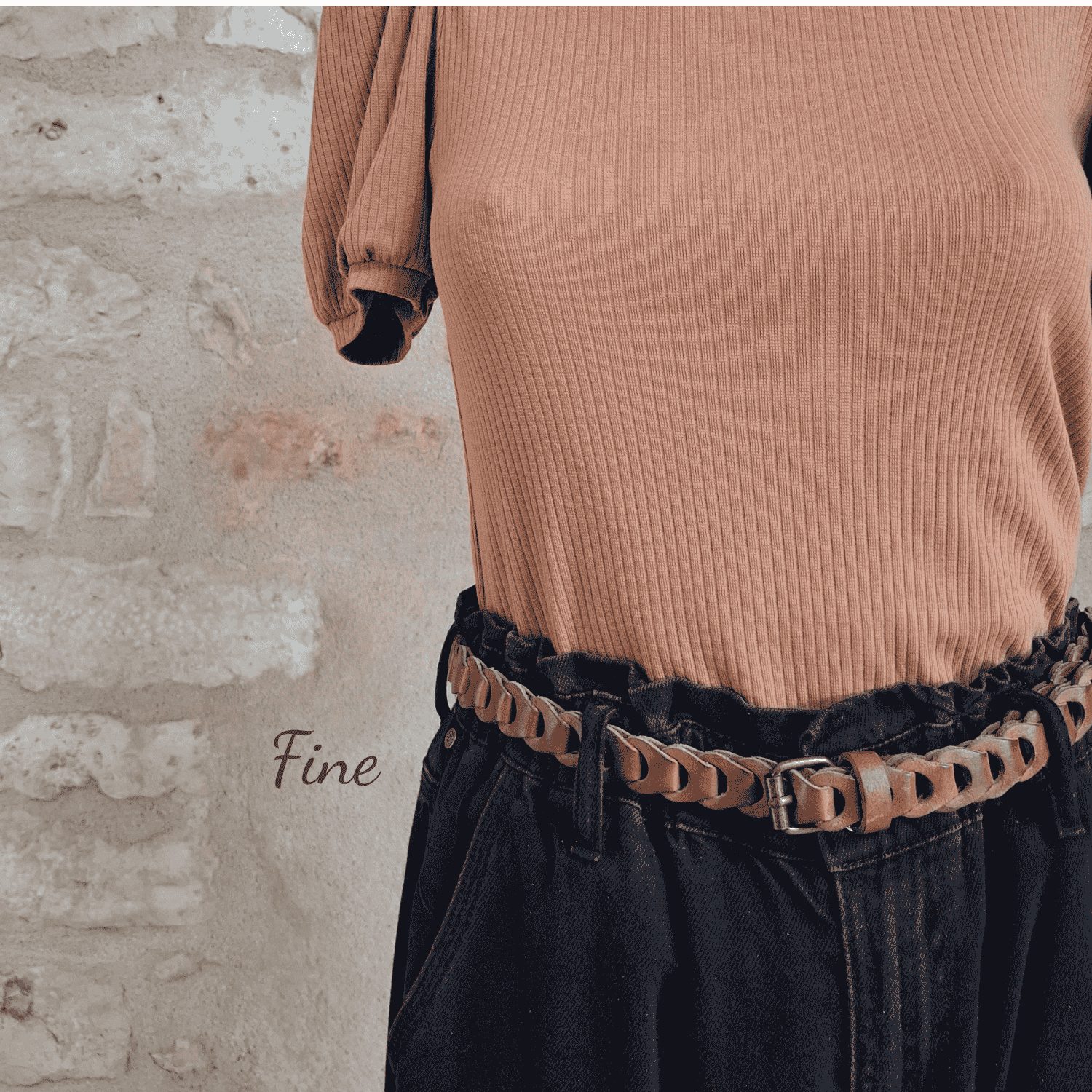 Ceinture tressée en cuir beige camel enfilée sur pantalon - fine