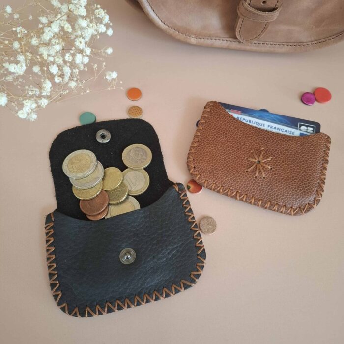 Deux mini porte-monnaie en cuir artisanal fait main, coloris noir et cognac, couture sellier
