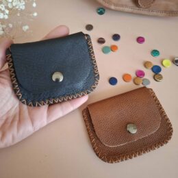 Deux mini porte-monnaie en cuir artisanal fait main, coloris noir et cognac, couture sellier