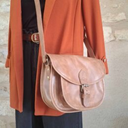 Sac besace en cuir camel vintage porté