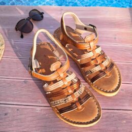 Sandales compensées cuir Carla Sunset vues de dessus au bord de la piscine — brides dorées et semelle bois