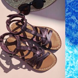 Sandales cuir bordeaux prune Helena vues de dessus au bord de la piscine