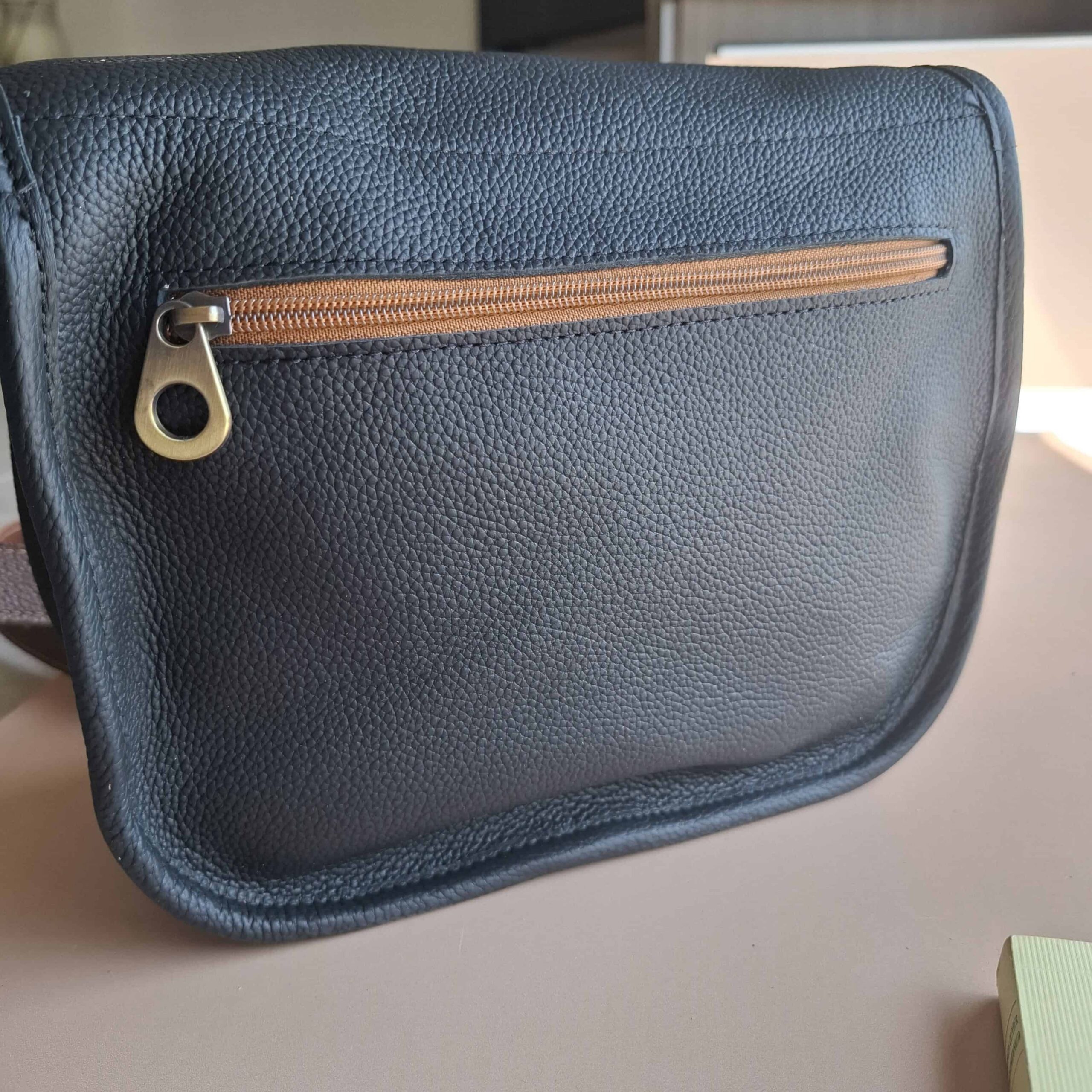 Dos du sac besace cuir noir grainé Simone - poche zippée extérieure