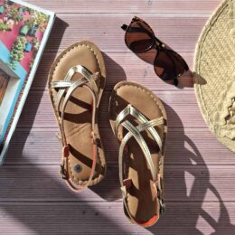 Sandales dorées femme en cuir Axelle en flatlay estival – Les Heures du Cuir