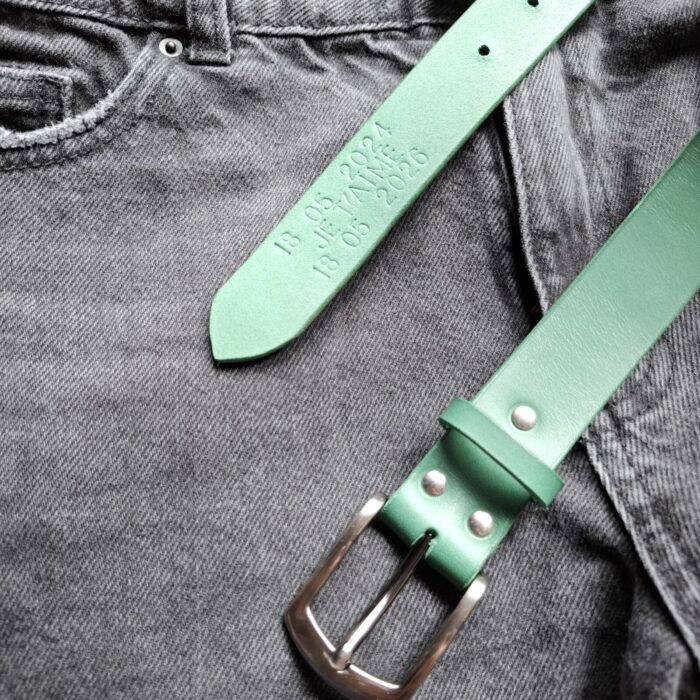 Ceinture en cuir vert avec gravure personnalisée : deux dates et je t'aime