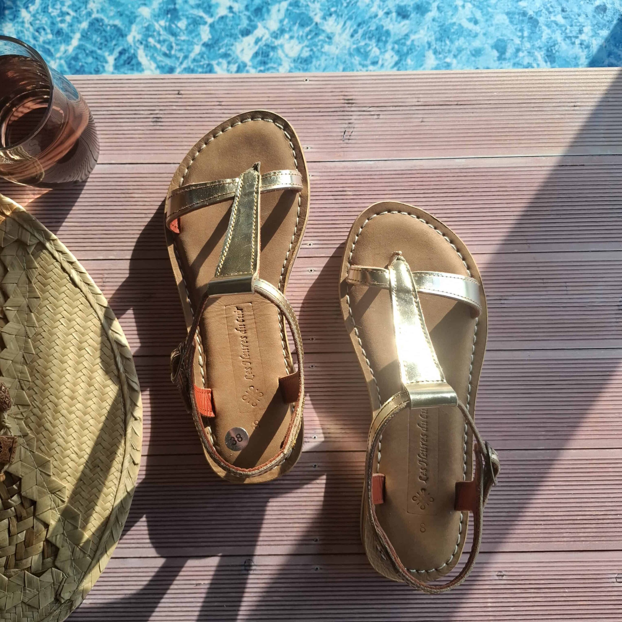 Sandales tropéziennes dorées en cuir Inès vues de dessus au bord de la piscine