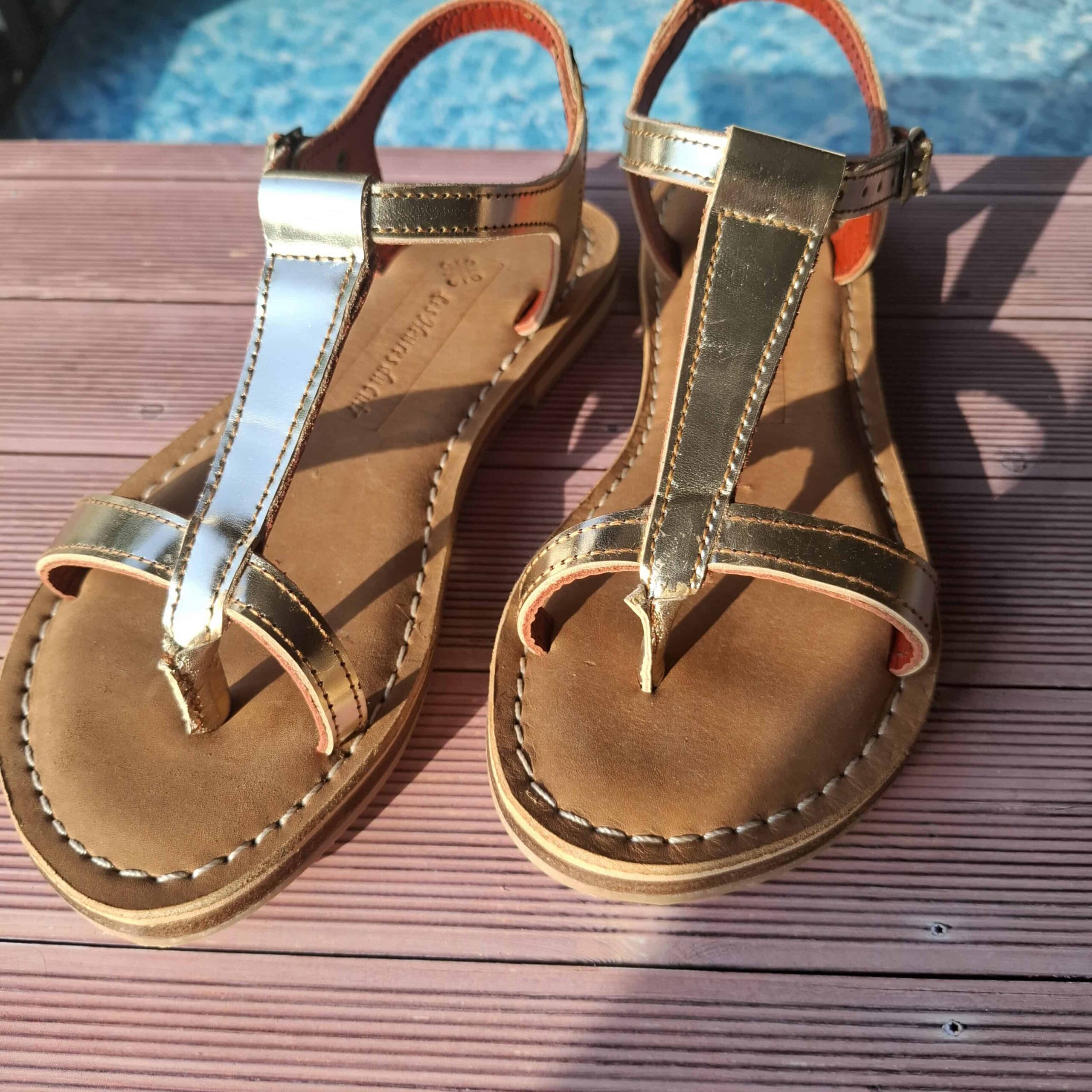 Paire de sandales tropéziennes dorées en cuir Inès vue de face