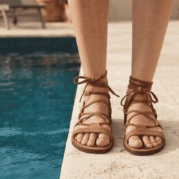 Sandales portées par une femme vue de face bord de piscine